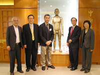 三位院士訪問中醫中藥研究所，與所長梁秉中教授（左一）會晤